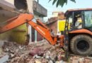 गौरी नगर में शासकीय जमीन पर चला बुलडोजर, अवैध निर्माण ढहाया